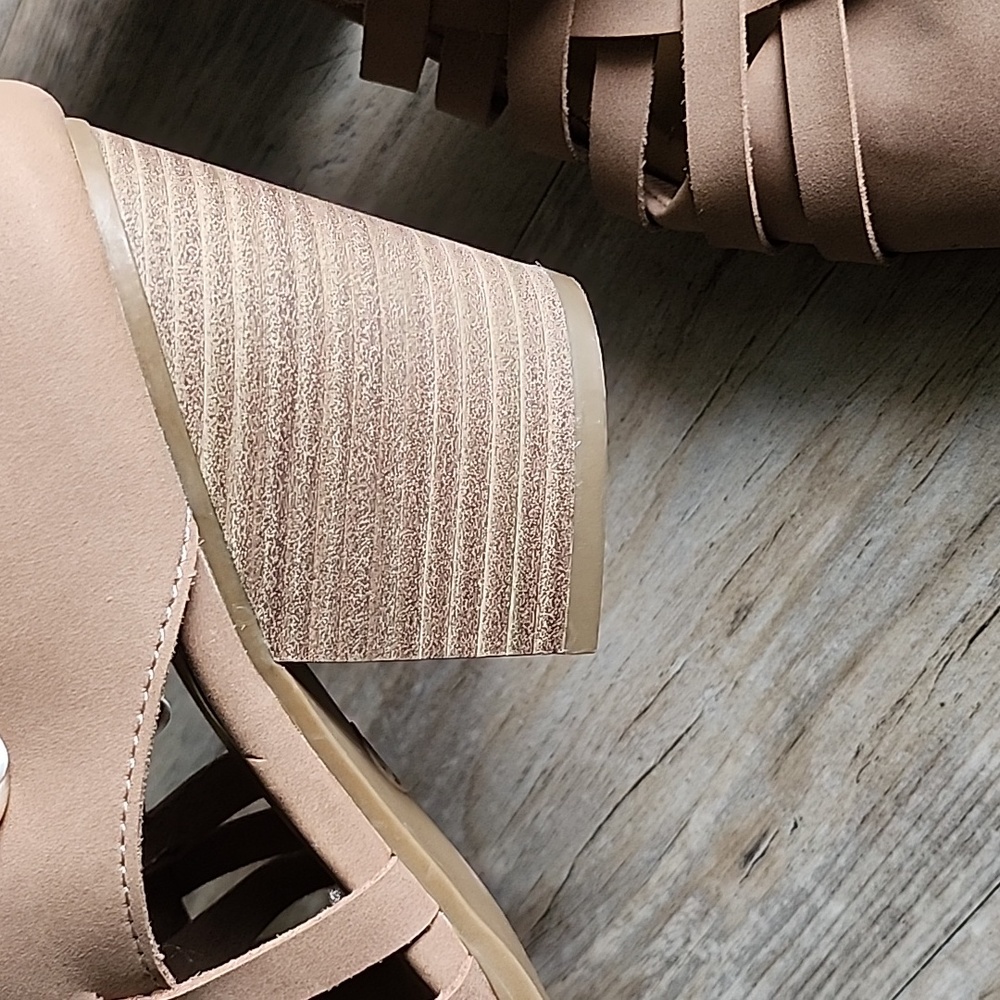 Universal Thread tan mules - Picture 7 of 8